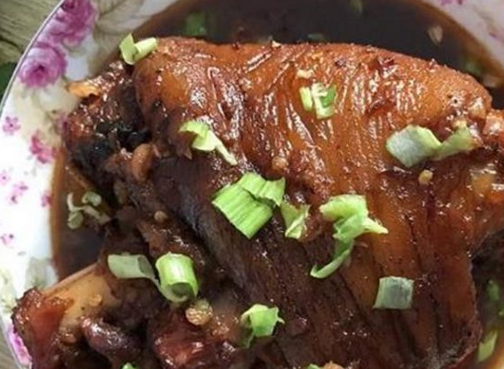 同事请我到家吃饭，看到桌上的饭菜后，我吃也不是，不吃也不是(图1)
