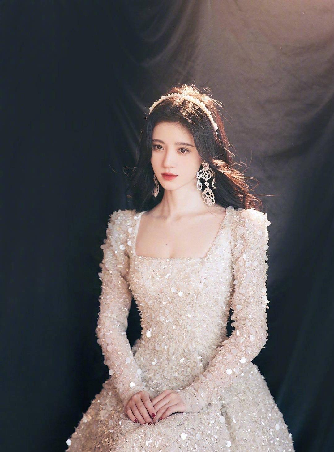 号称穿全球唯一定制礼服,不又遭网友打假_品牌_秦岚_衣服