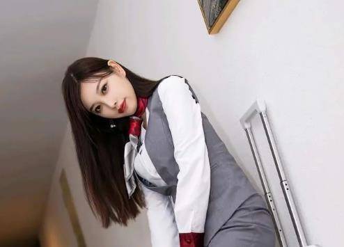 杨晨晨穿搭曝光:穿黑色露肩上衣和裤子尽显奢华感_时尚_风格_人们