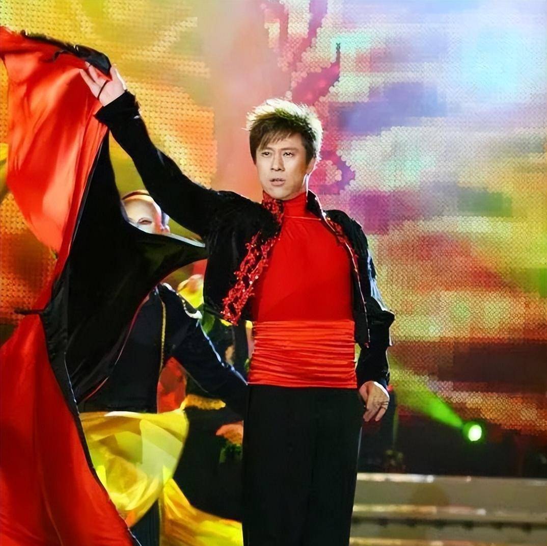 原来,当年参加春晚后,解晓东就开始担心自己的外貌和身材,因为当时他