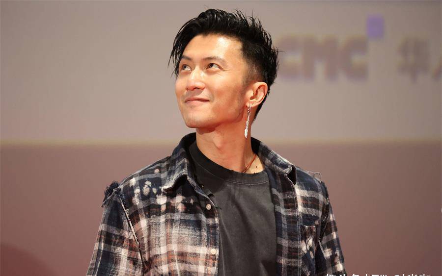 谢霆锋都41岁了,还这么有男人味,戴耳环梳油头一点不油腻_造型_服装