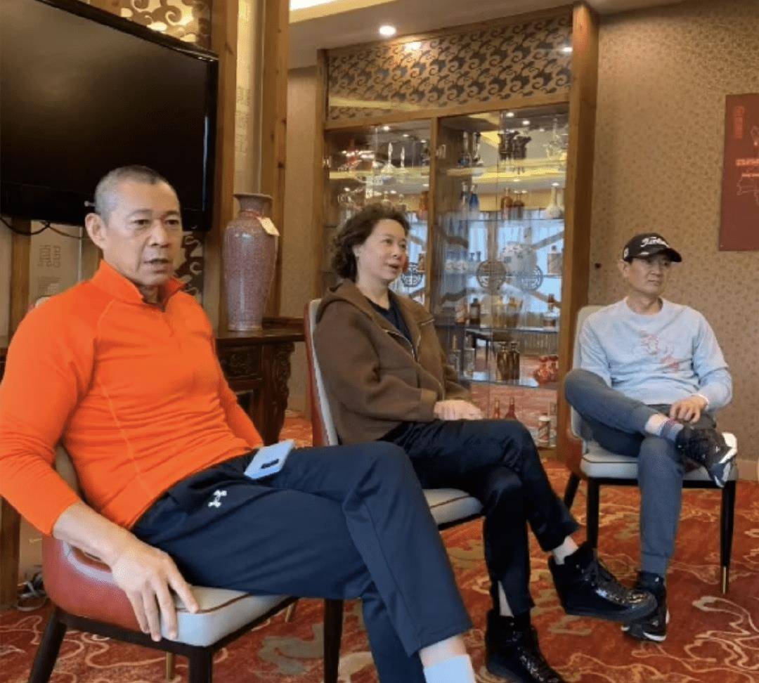张铁林参加同学聚会,身材发福肚腩抢镜,沈丹萍和张丰毅也都来了_刘佳