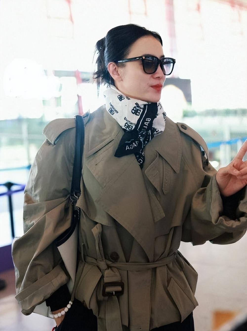 宋佳亮相北京机场,绿色工装外套搭配黑色运动裤,酷炫干练似少女