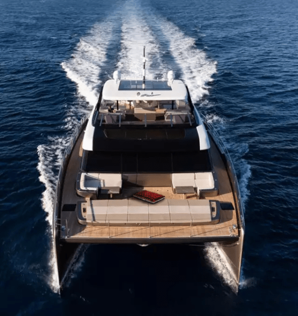 spa,酒吧,水上摩托艇车库一应俱全……造型吸睛的绿璞雅魅影也是来自