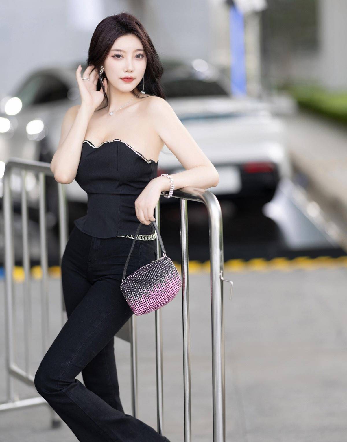 杨晨晨身穿黑色露肩上衣搭配黑色裤子,尽显时尚优雅气质