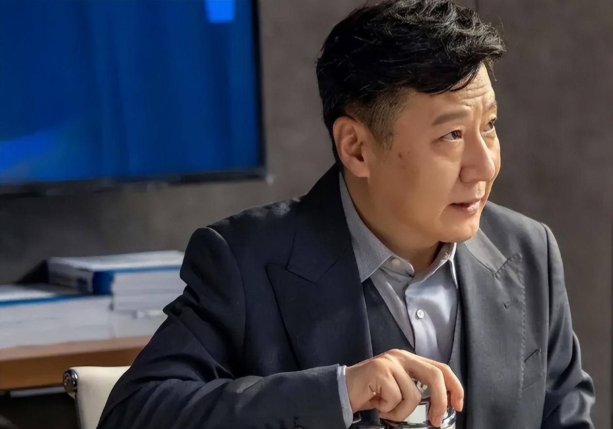 罗英子本打算找一个权威的人来充当他们的师傅,以镇住场面.