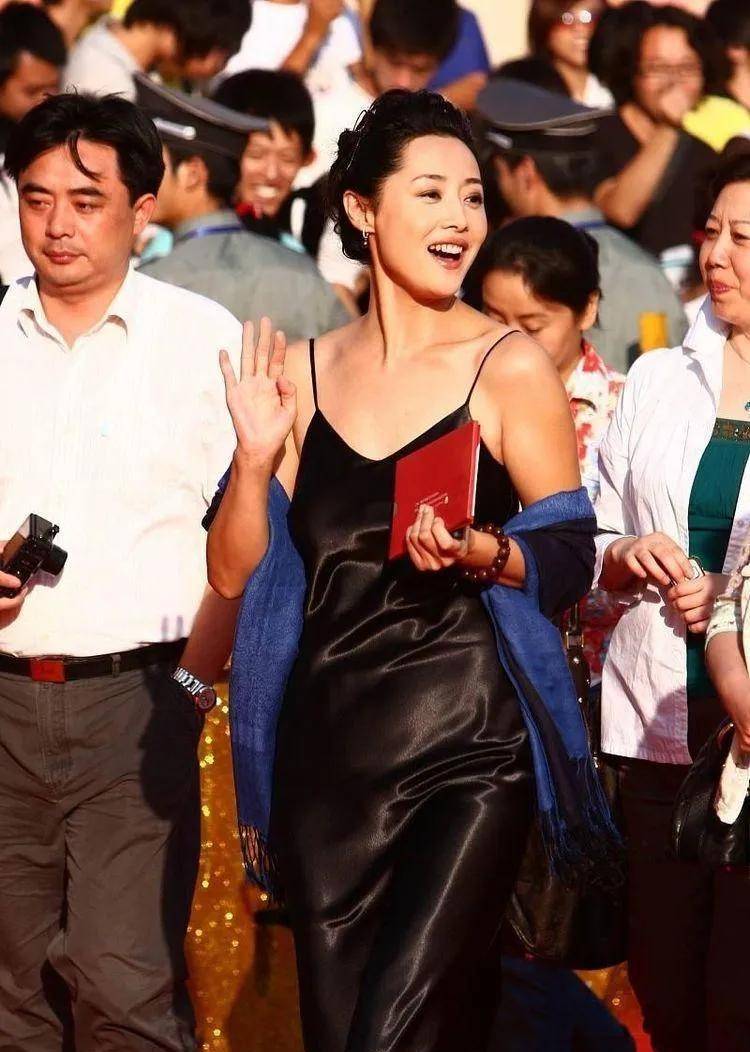 摄影师对刘蓓说:"我要是你,我就不穿这件吊带裙!"_影后_裙子_气质