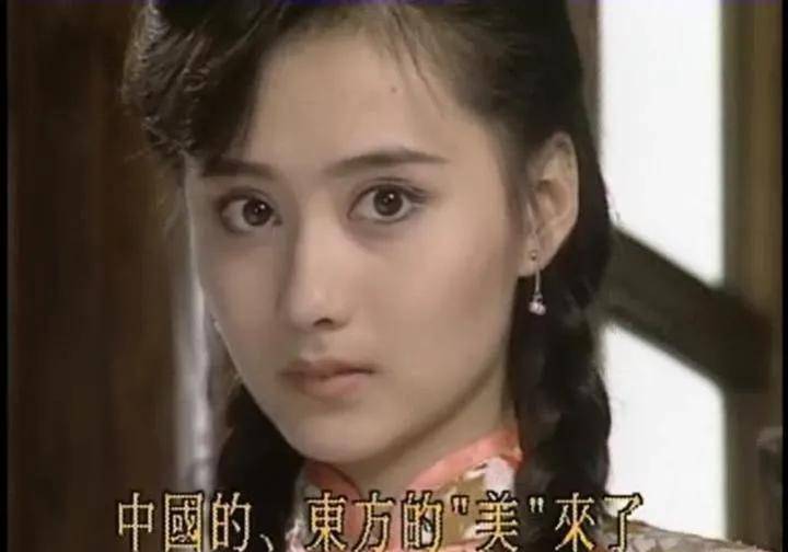 她有着孩子一样的眼睛,仿佛会说话,天真又无辜,美得惊心动魄,美得让人