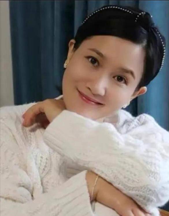 她被称为"丹东之花",离婚后只字不提前夫,与女儿