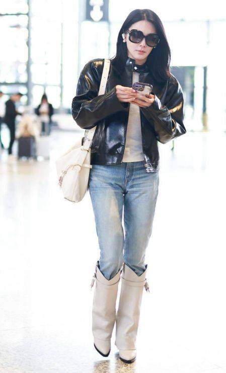 在外部搭配上,张雨绮选择了一款黑色皮衣.