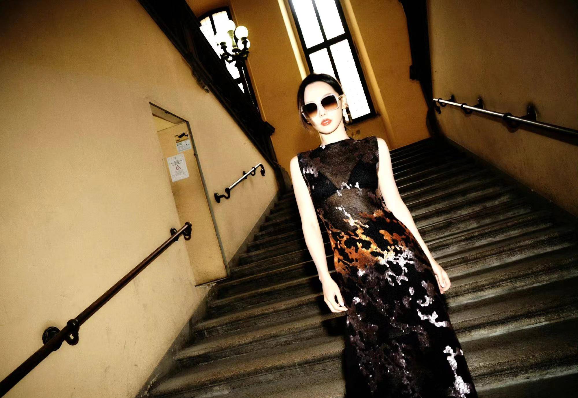 张嘉倪米兰时装周期间街拍,张嘉倪黑色刺绣长裙自信大方! 张嘉倪米兰时装周期间街拍,张嘉倪黑色刺绣长裙自信大方!