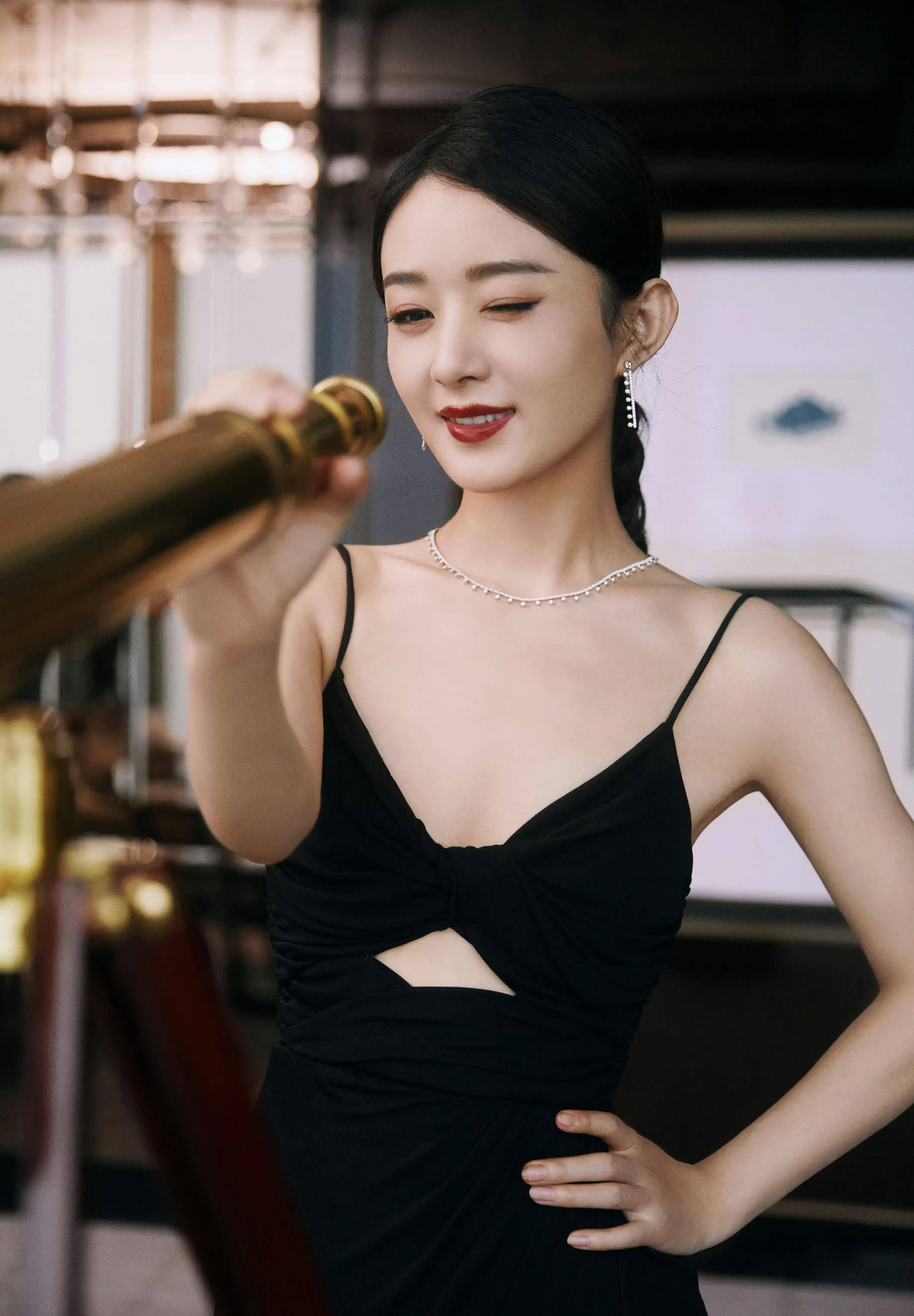 赵丽颖的黑色礼服是优雅与神秘的完美结合!快来发现吧!