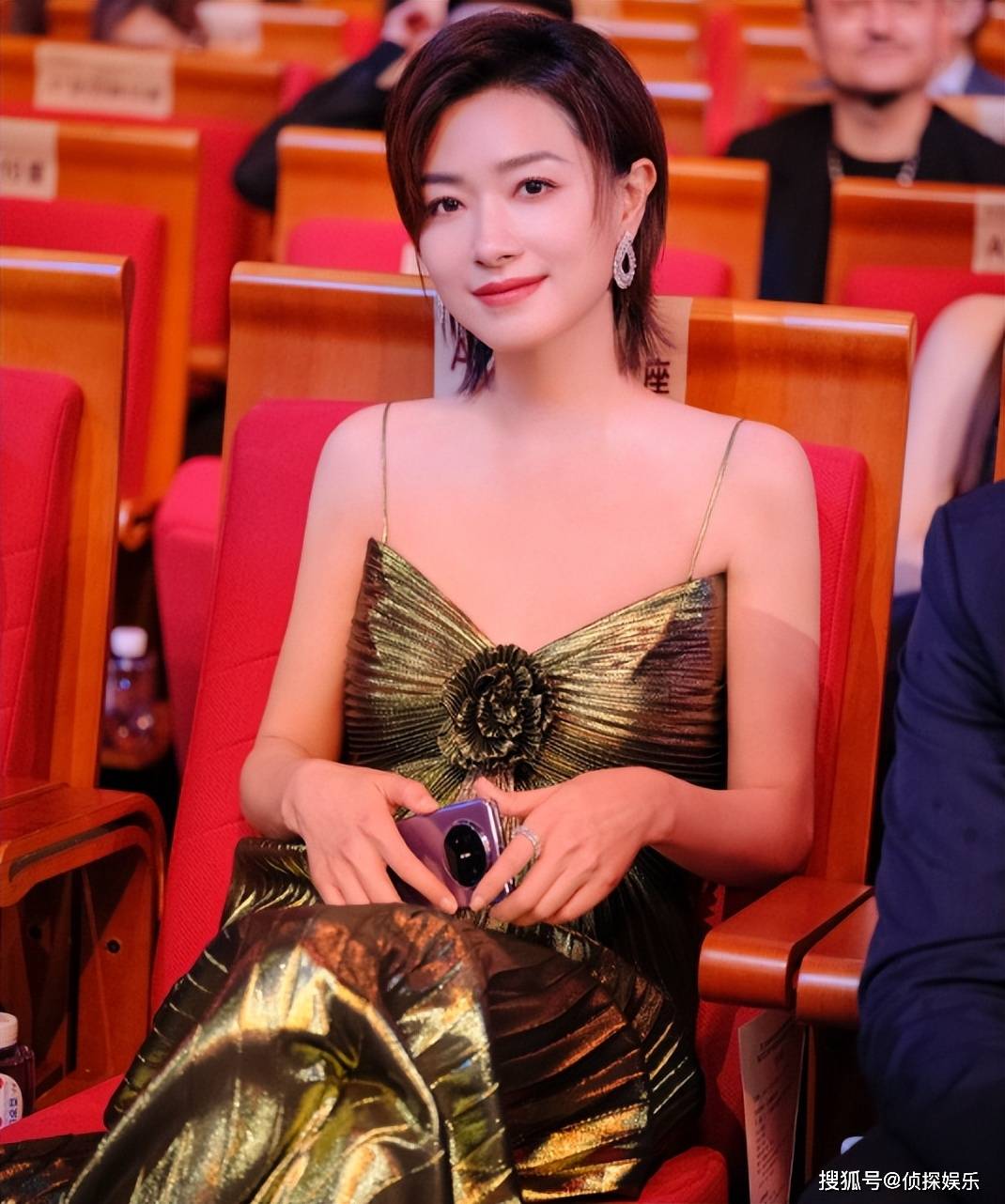万茜庆祝女儿满6岁,感慨宝贝长得太快,小公主cos宇航员萌态百出_生日