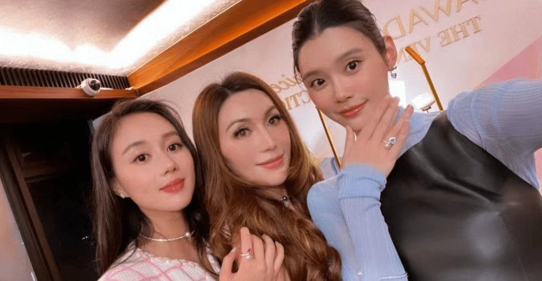 何超欣新造型曝光,鼻子和眼睛不输奚梦瑶,外甥女何锶珩稳居c位_何超凤