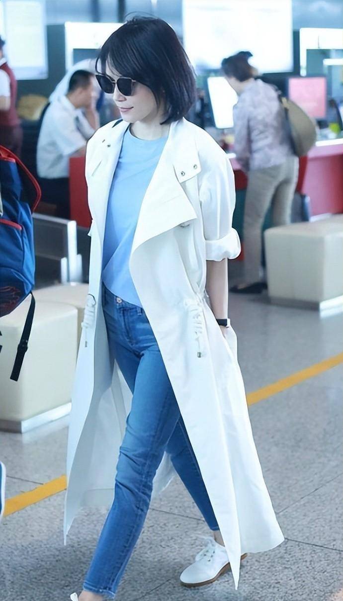 王菲穿私服就像个大妈,她外出时穿着"奶奶衫"和小黑裤,她的气质真是