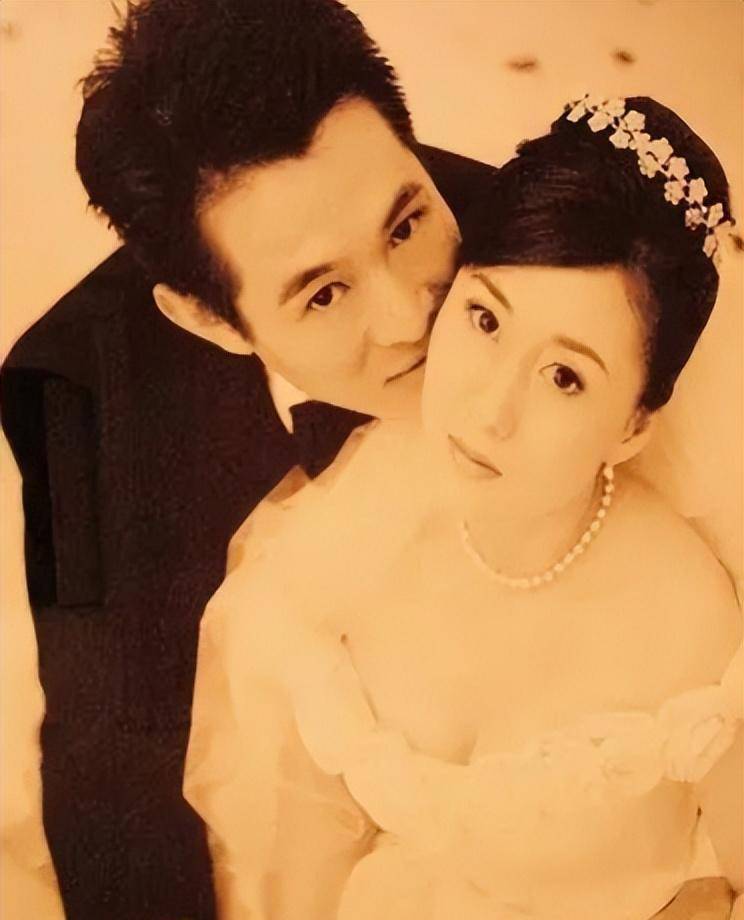 与李连杰结婚后不久,利智就生下了大女儿.