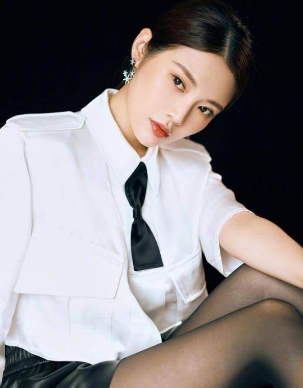 徐冬冬越胖越大胆,穿黑丝袜配皮短裤尽显制服风范!_时尚_衣服_女孩子