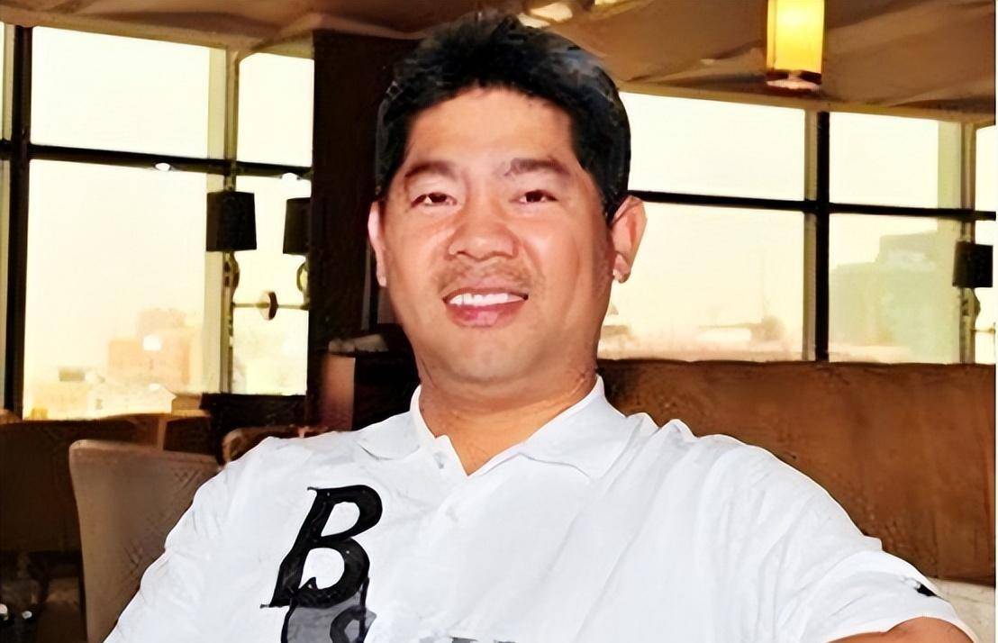 1981年,邓丽君当众亲吻过一位士兵,后来这士兵:3天