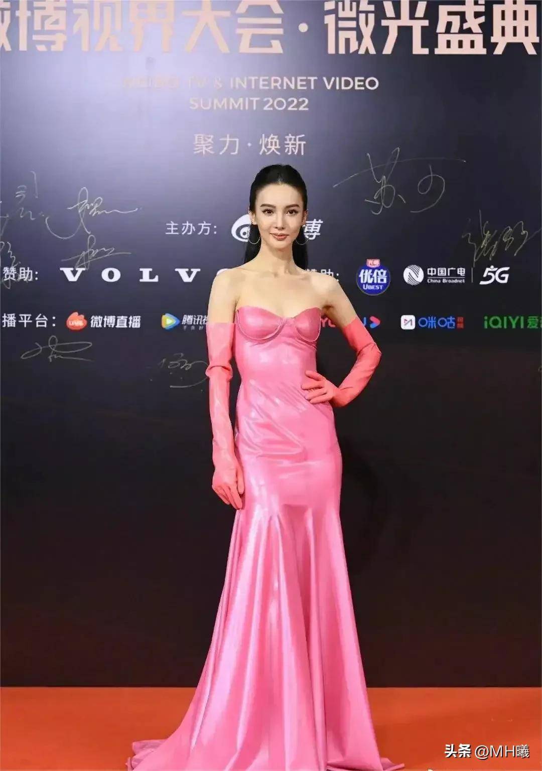 微光盛典红毯秀,群星荟萃,baby黑裙再封神,肖战展逆