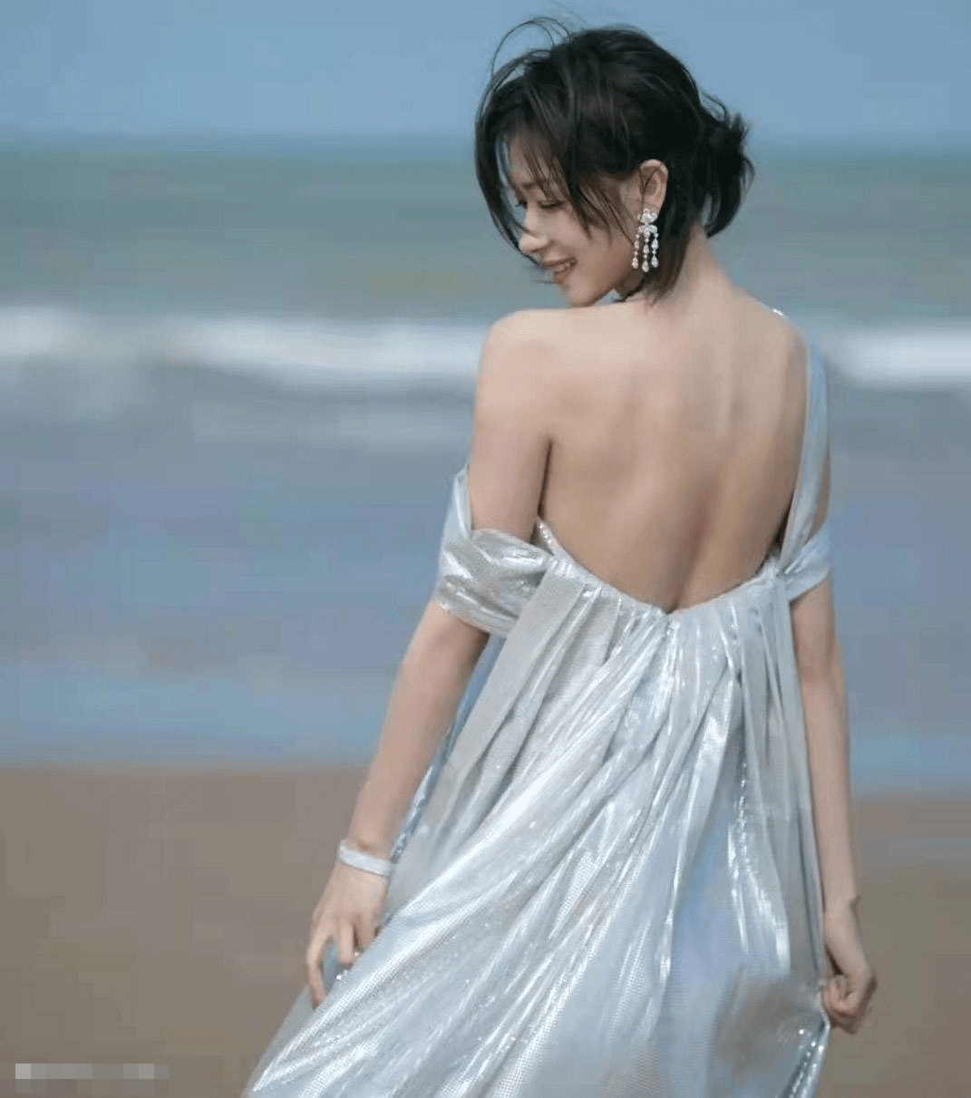万茜穿露背装在海边拍写真,蝴蝶背时尚迷人,女人味十足_状态_背部