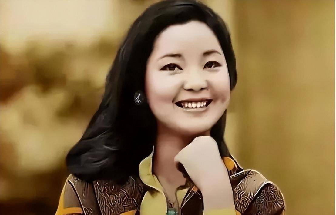 1981年,邓丽君当众亲吻过一位士兵,后来这士兵:3天只洗半边脸_大陆