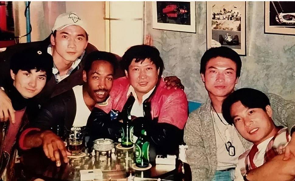 洪金宝收过两个徒弟,一个现在是一线巨星,另一个在家躺着数钱_邹兆龙