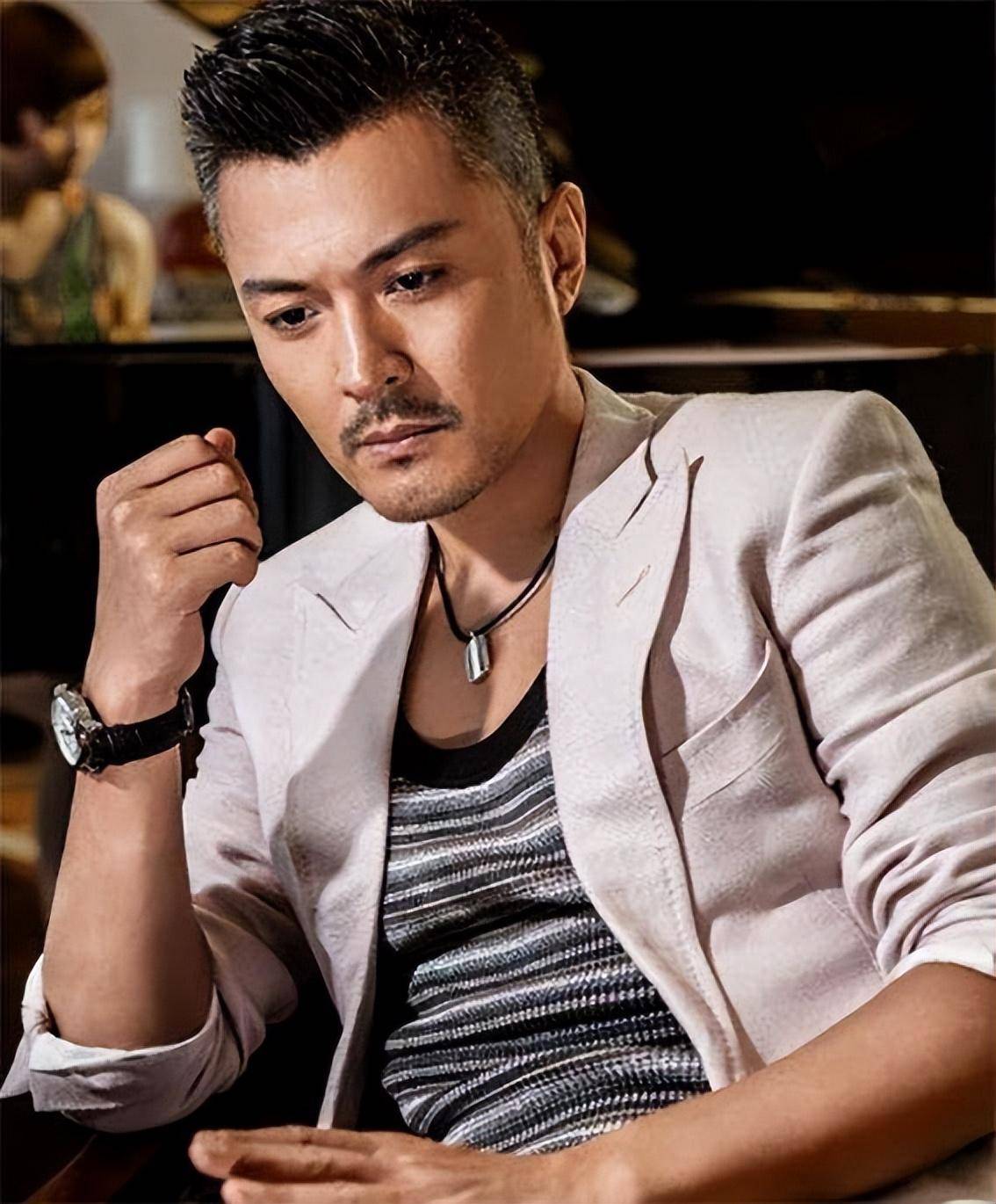 于小伟与高圆圆分手11年,他娶平凡女子翻红,她嫁小男子高龄产女_因为