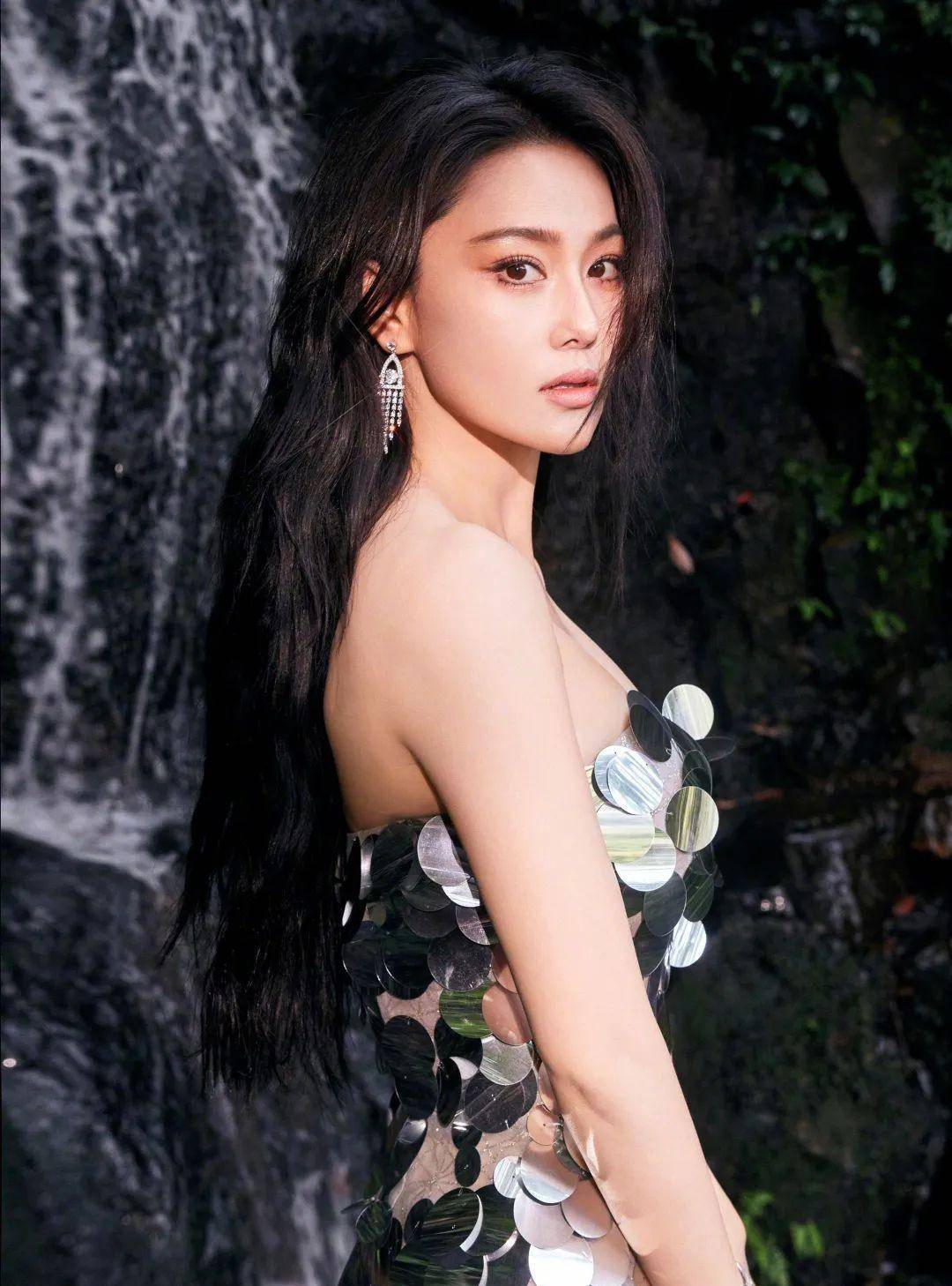 张馨予性感美照,银色筒裙,雍容华贵,时尚大典elle