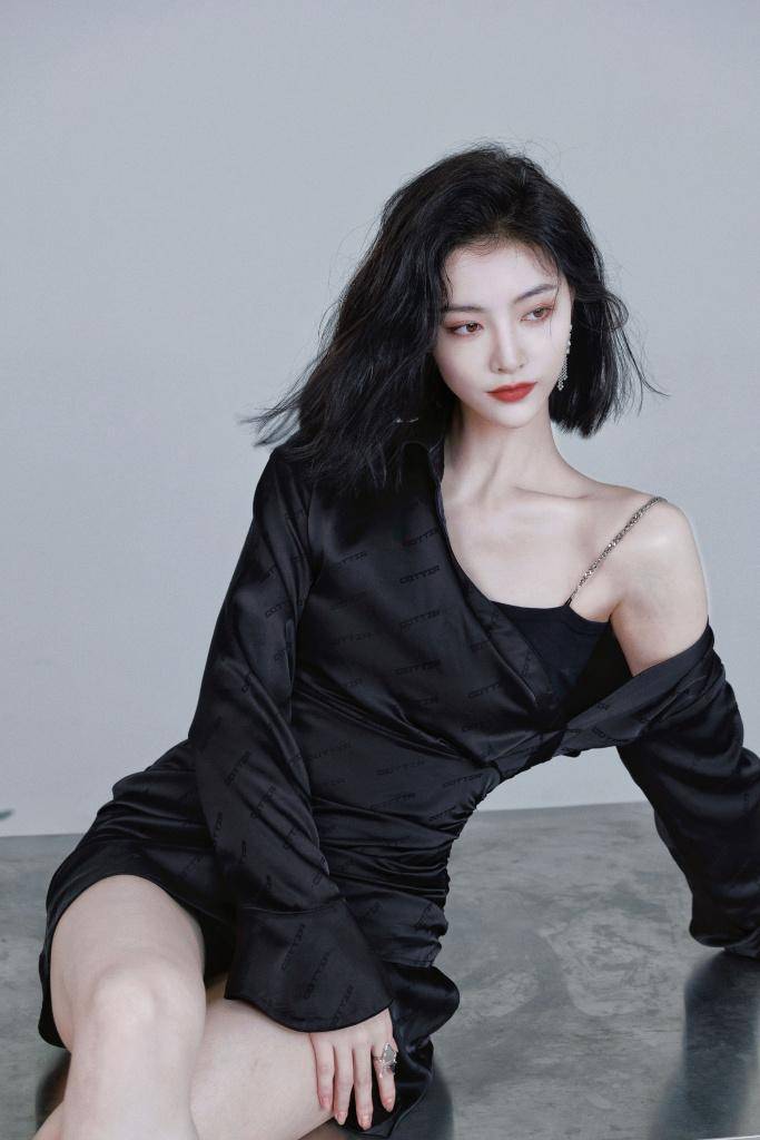 许佳琪黑裙造型酷飒风写真释出 ,短发红唇时尚魅惑