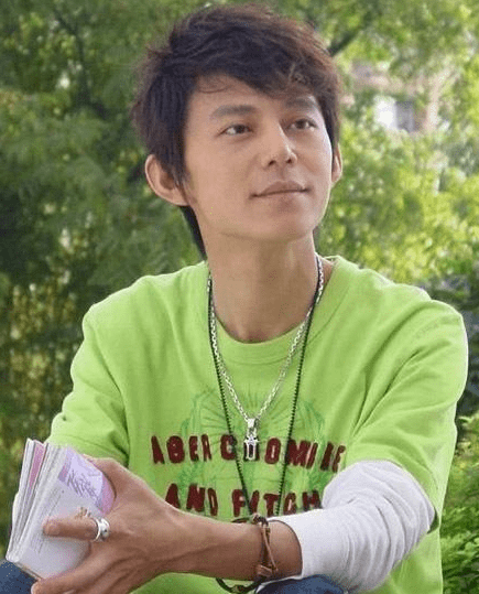 空着,先是跑到了《大风车》节目中做主持人,与"金龟子"刘纯燕一起搭档