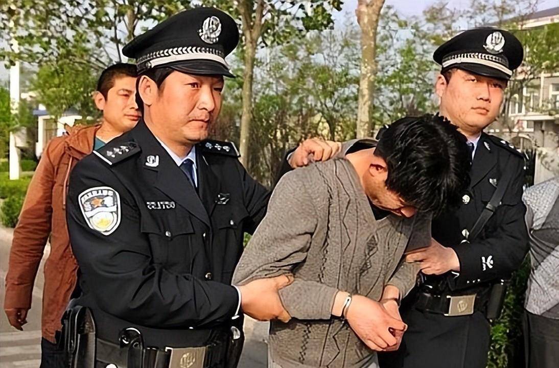 张博昏昏欲睡时,张德武将其领到一处树林中用绳子将其勒死!
