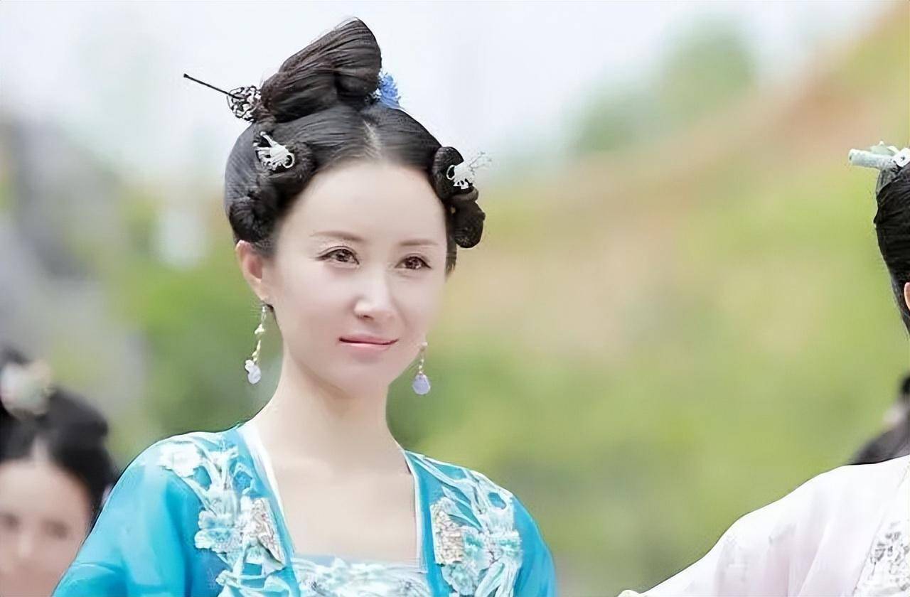 她15年出去游学了一年,16年回归成立了个人工作室,这两年有主角,配角