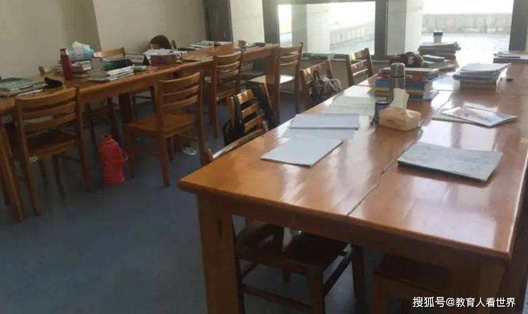 高校女生图书馆1人占16座,辱骂打砸驱赶同学,是谁纵容的?