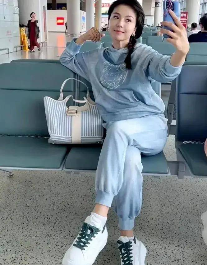 刘涛去机场的时候,换了不少运动服,自拍的时候觉得自己好看_蓝色_白色
