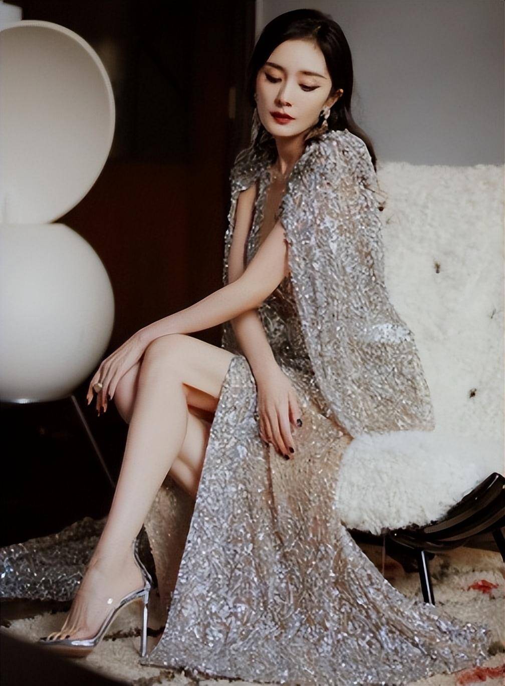 让明星破费红毯:关晓彤弄脏6位数礼服,吴宣仪高定被鞠婧祎洒水_裙摆