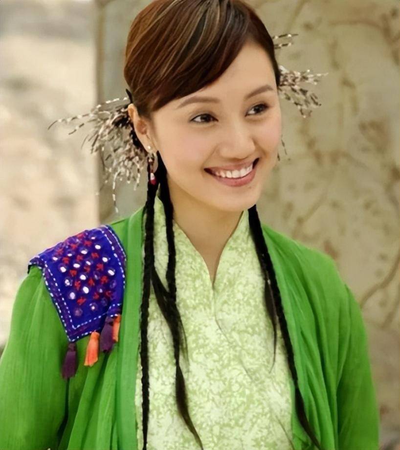 "低调"袁泉:走红毯大方得体,力压张小斐三夺影后让高圆圆成笑话_夏雨