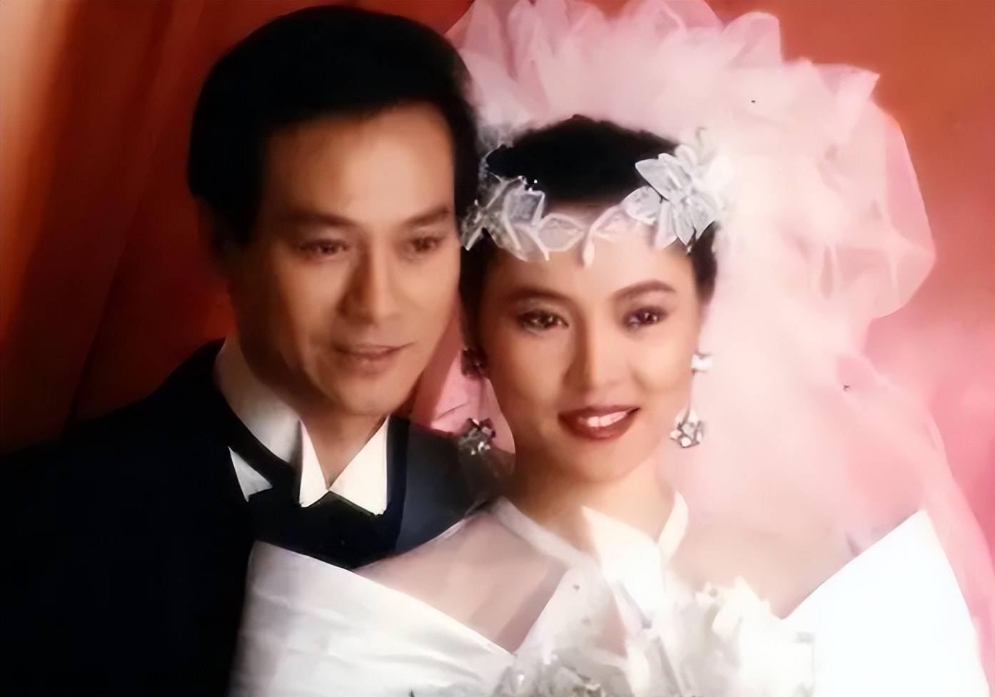 他在娱乐圈红了一辈子,也因3个妻子4个女儿被骂了一辈子_郑少秋