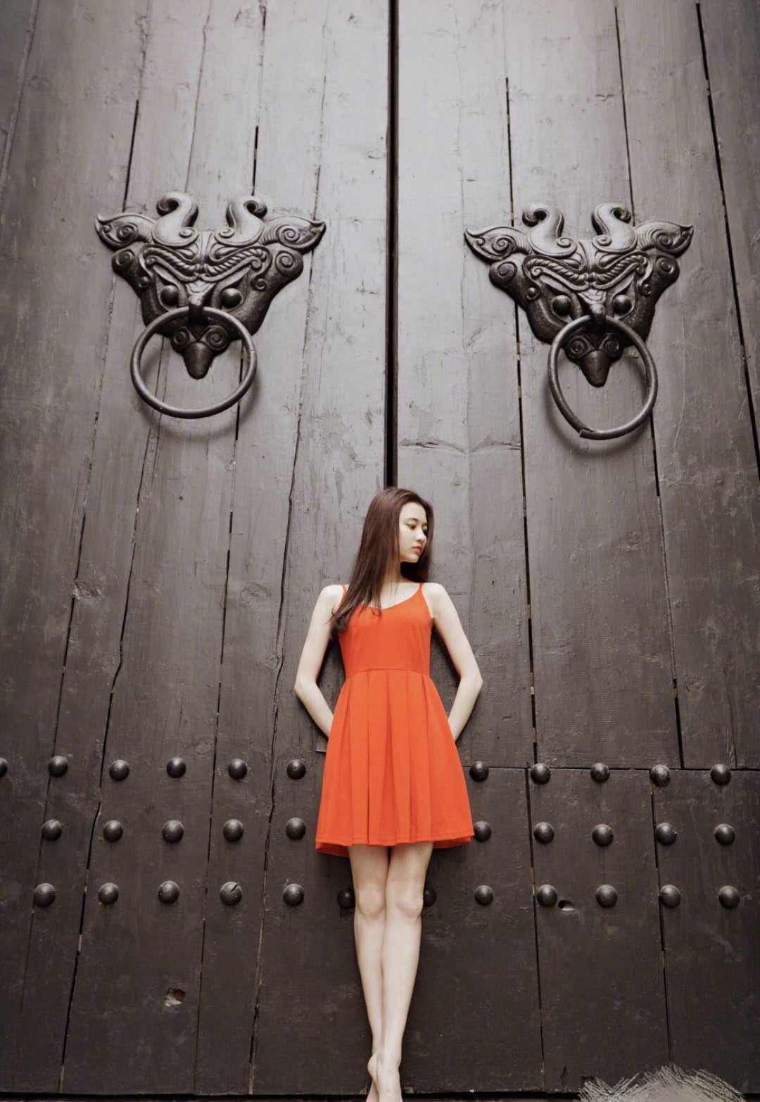 张慧雯近照白到发光,晒天鹅腿为新剧宣传,最低调的谋女郎要火了?