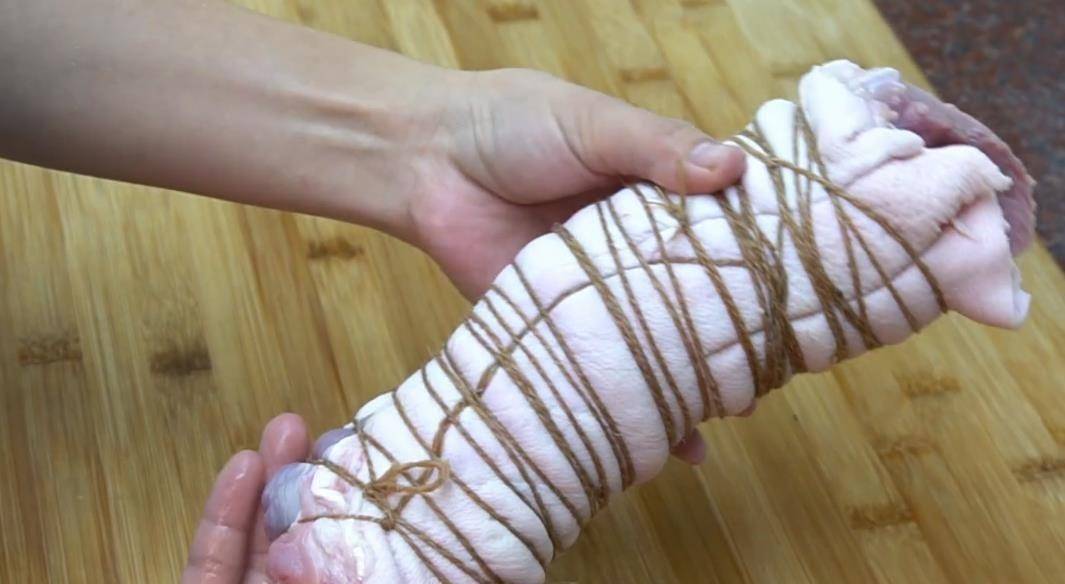 这道自制的冷煮猪肘菜谱,麻辣鲜香,非常有嚼劲,光