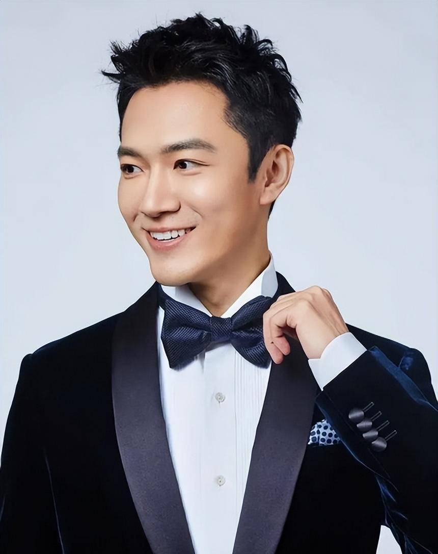 央视著名主持人张韬:一路走来有艰辛,他是亲人眼里的"暖男"_北京广播