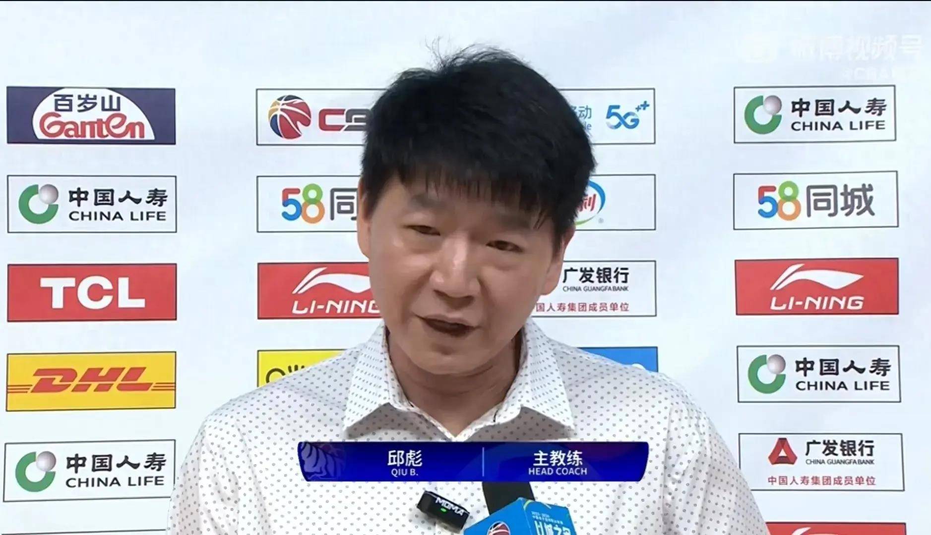 新疆男篮主教练赛后总结大气,球员非常友好,现场dj让人印象深刻_比赛