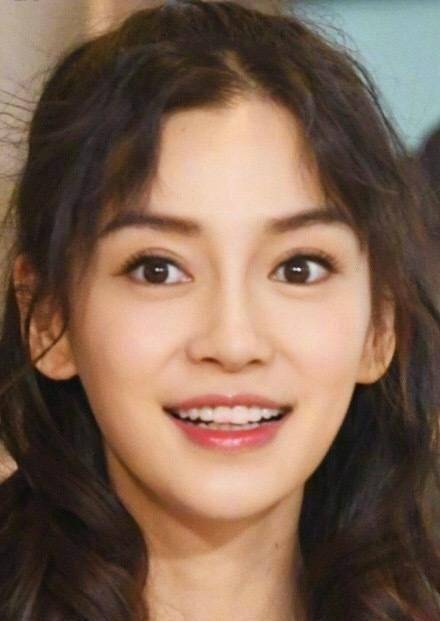 比如,angelababy在某综艺节目中多次被拍到牙齿上沾有口红.