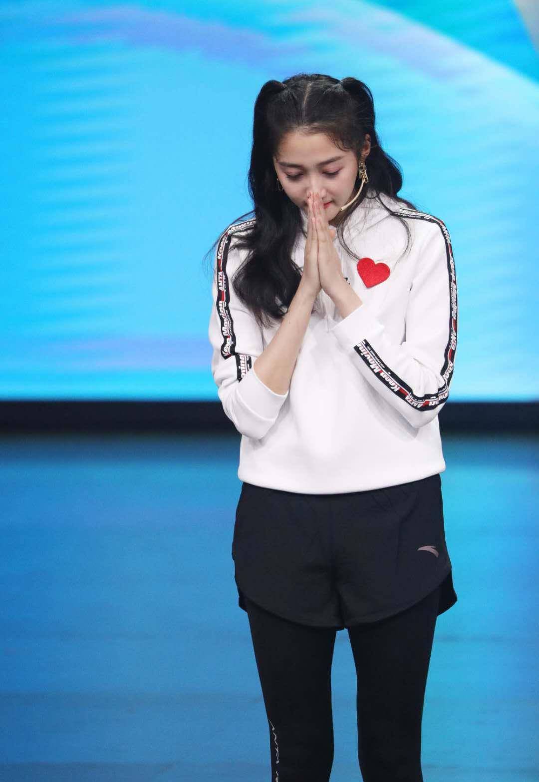 关晓彤又靠魔鬼身材出圈,时尚裤穿着都大,侧身照却显得没脖子_照片