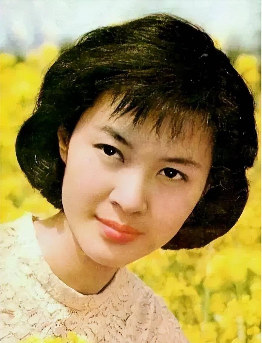 他认识了自己后来的第二任妻子:方舒,1990年,刚刚与黛西结婚的屠洪刚
