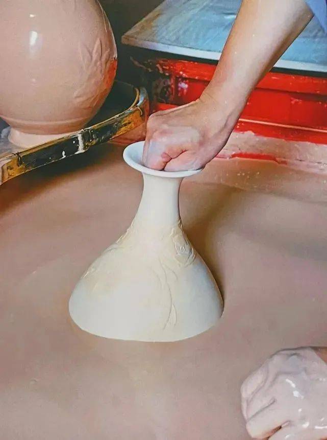 陶瓷丨施釉工艺有讲究_器物_方法_青瓷