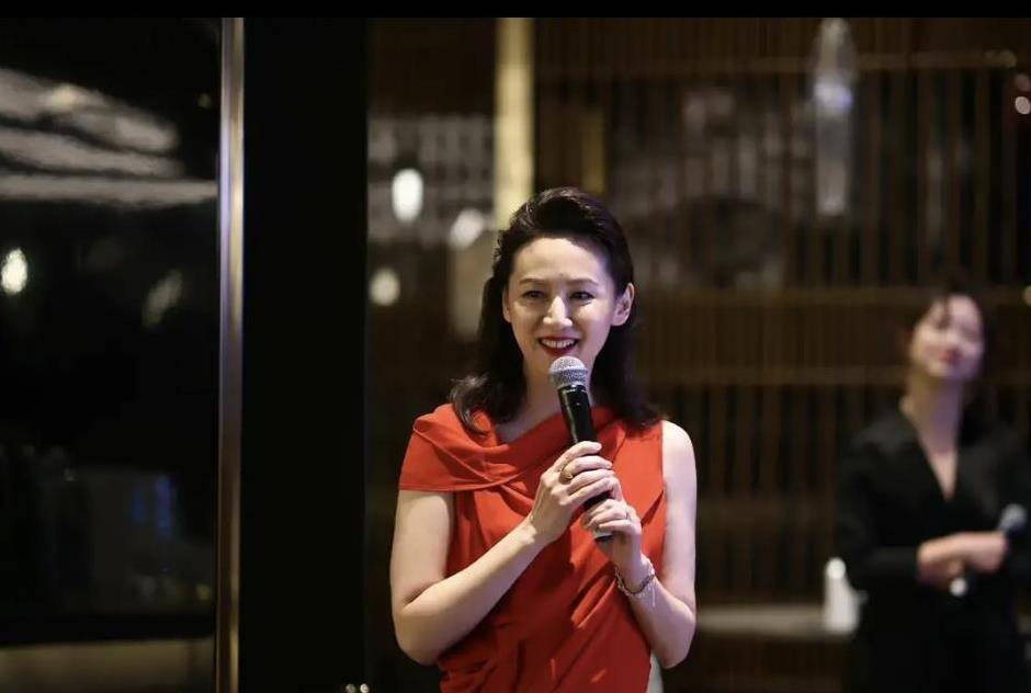 她被誉为最优雅的主持人,嫁上海首富生3个孩子,52岁越活越从容_王津元