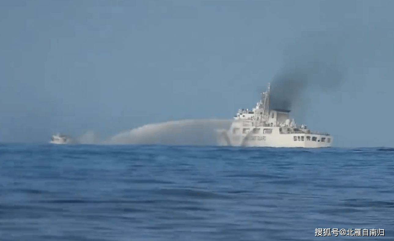 视频曝光,破登陆船已经不适合居住,菲海警强闯仁爱礁急于加固_菲律宾