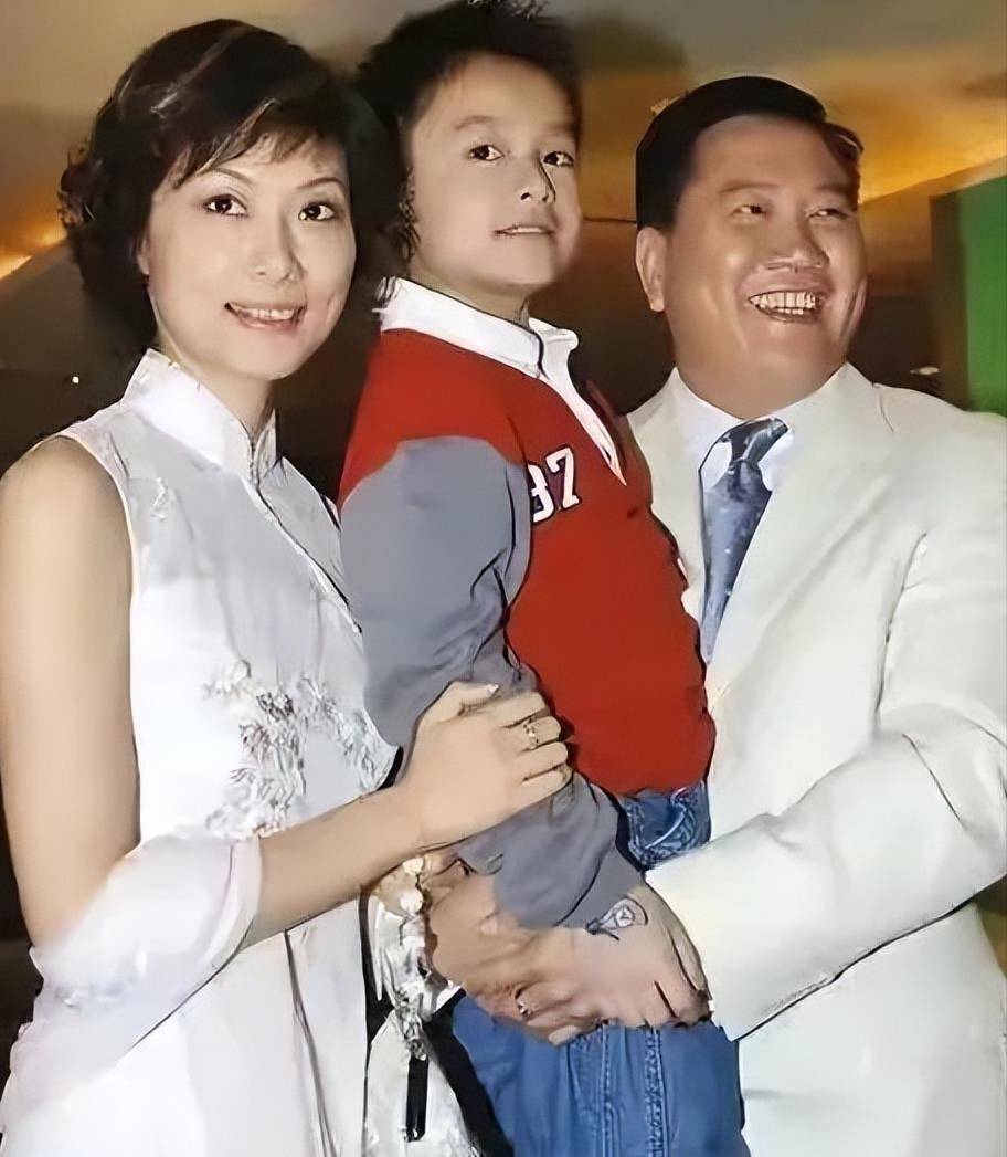 而恬妞分手之后再也没有遇到合适的人,多年来她独立抚养女儿,始终活跃