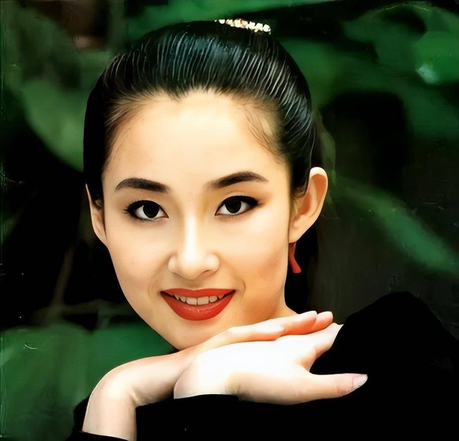 在容貌方面也是十分出挑,出道之后便加入东方歌舞团,但加入一段时间