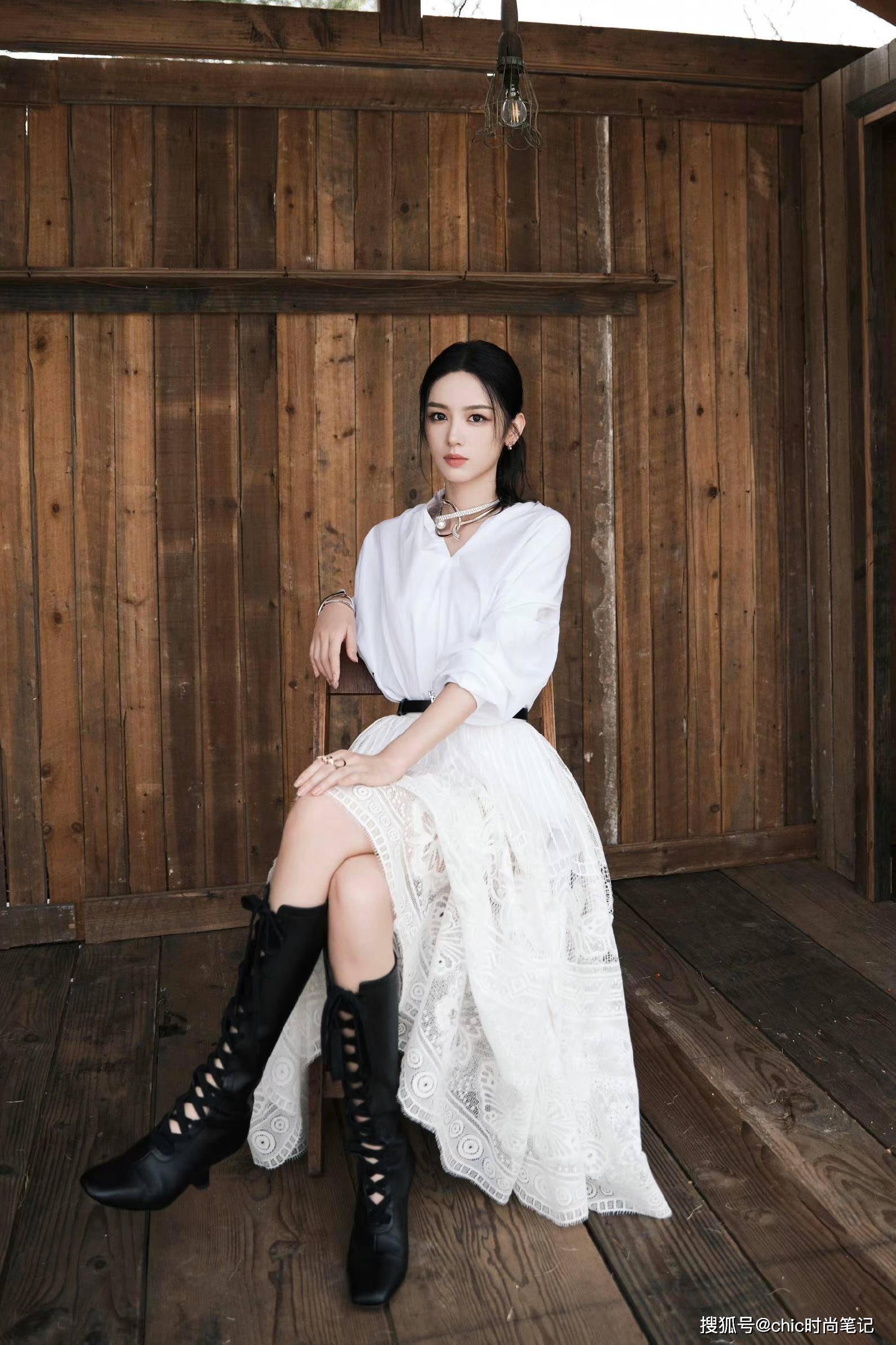 周也也同样在elle红毯上演绎过dior的纯白色系礼服,蕾丝图案的运用